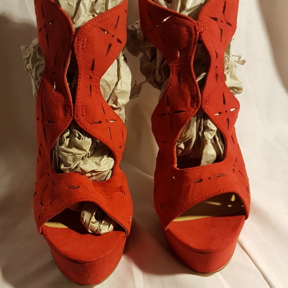 Red suede heels - Picture 1 of 5